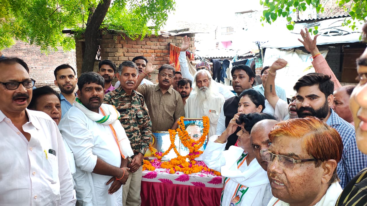 राजीव गांधी की पुण्यतिथि पर जन चौपाल लगाकर दी गई श्रद्धांजलि