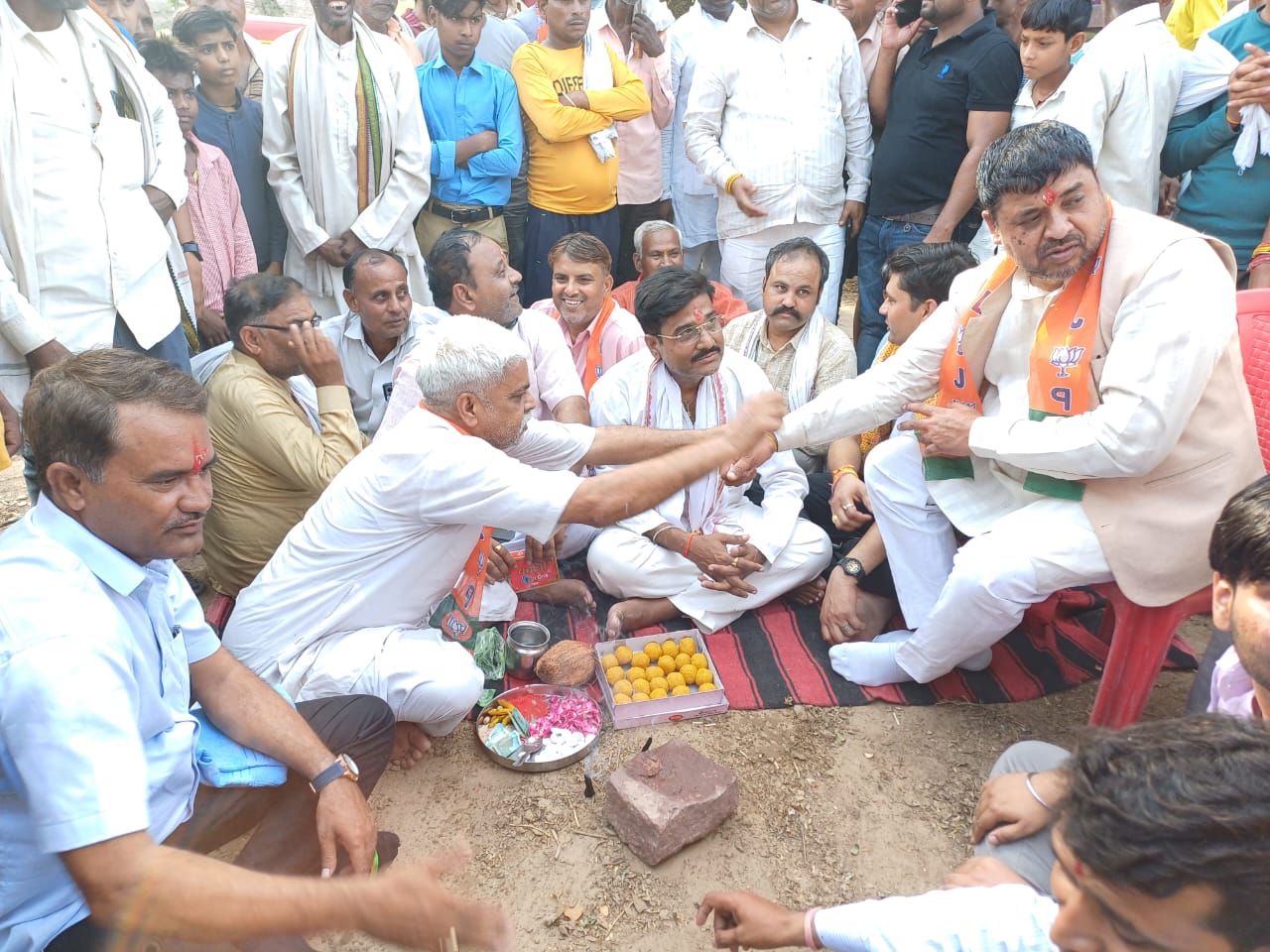 सड़क निर्माण के लिए विधायक ने किया भूमि पूजन