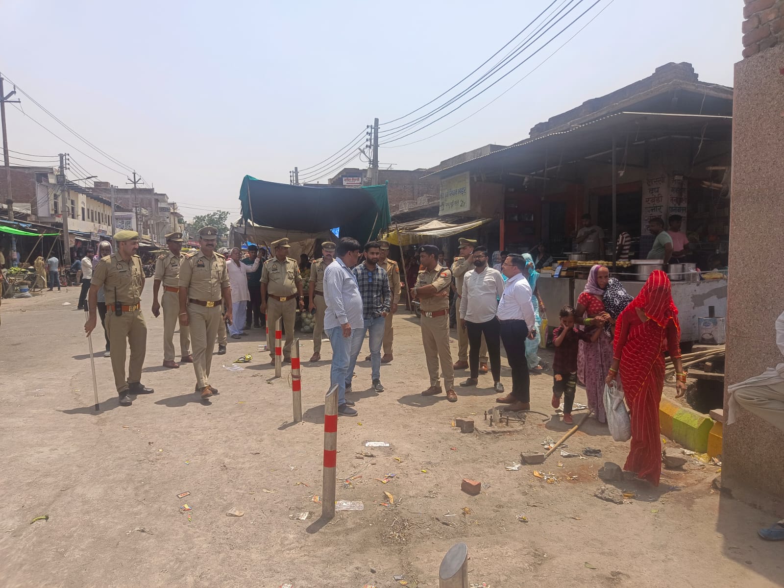 एसीपी और नगर पंचायत ईओ ने हटवाया बाजार से अतिक्रमण, महिला शौचालय के पास लगे थे ठेले