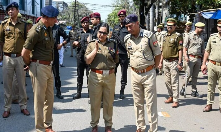 नोएडा में ट्रैफिक लापरवाही पर CP लक्ष्मी सिंह का बड़ा एक्शन: ACP पवन कुमार समेत 13 पुलिसकर्मी सस्पेंड, DCP को नोटिस