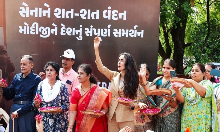वडोदरा में पीएम मोदी के रोड शो में कर्नल सोफिया कुरैशी का परिवार शामिल: ऑपरेशन सिंदूर की नायिका को सलाम, फूल बरसाकर स्वागत