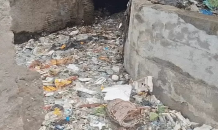 आगरा में नालों की सफाई अधूरी, बारिश में जलभराव निकासी की दिक्कत