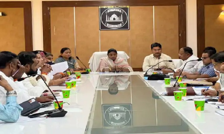आगरा में रेहड़ी-ठेले वालों के लिए नया नियम: पहचान बोर्ड लगाना अनिवार्य, सफाई कर्मचारियों की भर्ती अब लॉटरी सिस्टम से