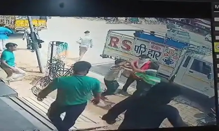 आगरा के फतेहाबाद में दुकान में घुसकर दबंगों का हमला, दो युवकों का अपहरण