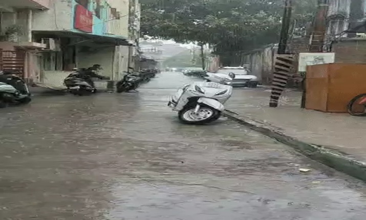 लखनऊ में कई जगहों पर तेज बारिश, अगले तीन दिन रिकॉर्ड तोड़ बरसात का अनुमान