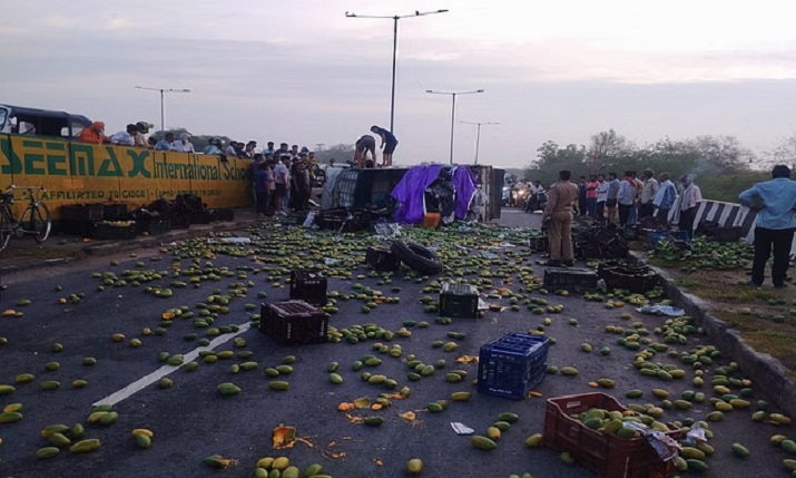 आगरा में तेज रफ्तार मैक्स पलटी. चार की मौत