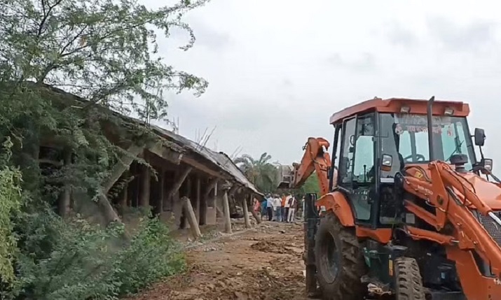 अमेठी में प्रशासन की सख्ती: दबंगों की कब्जा की गई जमीन पर चला बुलडोजर, दो दिन पहले टीम पर हुआ था हमला