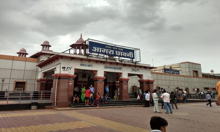 आगरा कैंट रेलवे स्टेशन पर दुखद हादसा: टॉयलेट में बुजुर्ग की हार्टअटैक से मौत, पत्नी करती रही इंतजार