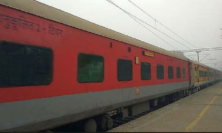 वीआईपी ट्रेन में हंगामा: लखनऊ-दिल्ली एसी एक्सप्रेस की बोगी में छत से बरसा पानी, यात्री भागे, सामान हुआ खराब