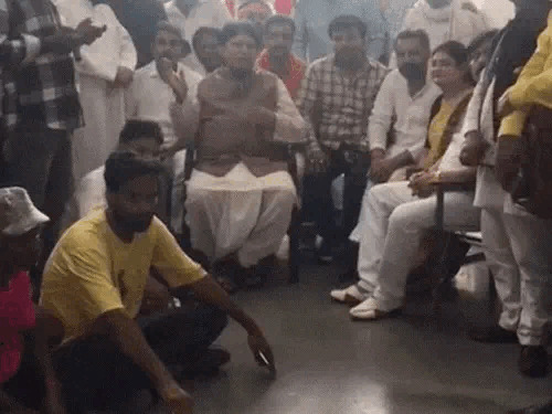 आगरा में बदहाल सफाई व्यवस्था, सपा सांसद रामजीलाल सुमन का नगर निगम में धरना
