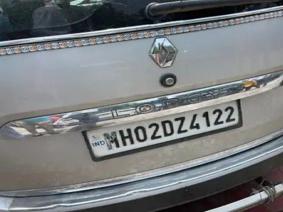 आगरा में ताजमहल के पास बुजुर्ग को कार में बांधकर परिवार गया घूमने
