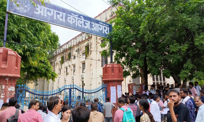आगरा में चल रही RO-ARO परीक्षा, 76 केंद्रों पर 5453 अभ्यर्थी दे रहे परीक्षा