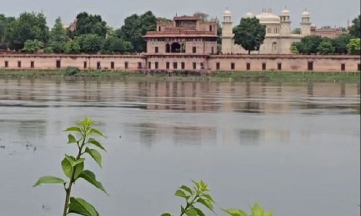 यमुना का रौद्र रूप: आगरा में खतरे के निशान की ओर बढ़ता जलस्तर, लोगों में दहशत