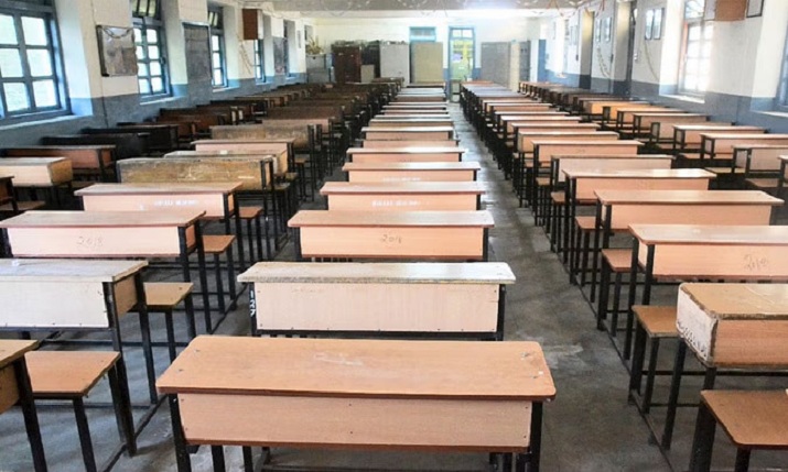 आगरा में गैरकानूनी स्कूलों पर बड़ी कार्रवाई: 4 स्कूलों को तत्काल बंद करने का नोटिस, मान्यता के बिना चल रही थीं कक्षाएं