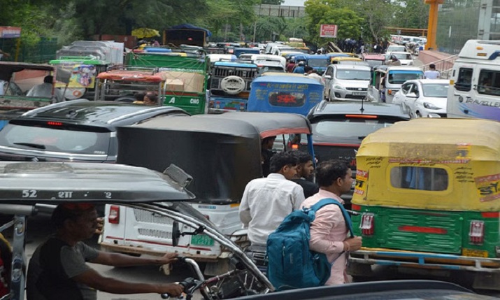 आगरा में मेट्रो निर्माण का हंगामा: एमजी रोड पर जाम की मार, 15 किमी सड़क बनी मुसीबत, वैकल्पिक मार्ग के निर्देश हवा में