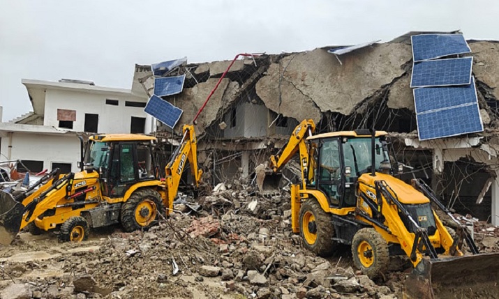 बलरामपुर में छांगुर की अवैध कोठी पर बुलडोजर का कहर: 10 JCB से दूसरे दिन भी ध्वस्तीकरण, धर्मांतरण का अड्डा उजाड़ा