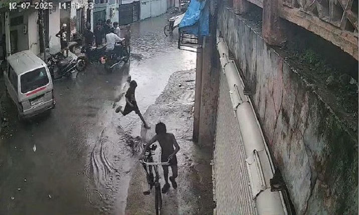 आगरा में सड़क पर भरे पानी में करंट का कहर: छात्र की दर्दनाक मौत, CCTV में कैद हुआ दिल दहलाने वाला मंजर