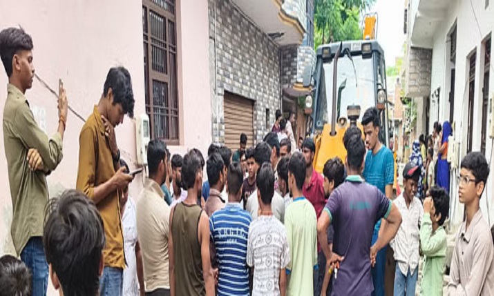 आगरा के नरायच में अतिक्रमण हटाने पर बवाल: भीड़ ने घेरा नगर निगम की टीम, पुलिस की मौजूदगी में चला बुलडोजर