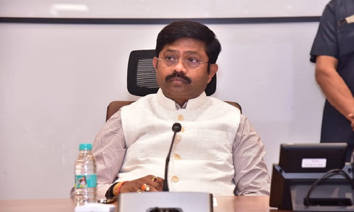 यूपी में सियासी तूफान: मंत्री नंदी का ब्यूरोक्रेसी पर हमला, टैबलेट खरीद और FDI नीति में गड़बड़ी का आरोप