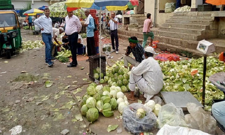 “आगरा: सिकंदरा मंडी में एफएसडीए की बड़ी कार्रवाई, 110 किलो सड़ी-गली सब्जियां नष्ट, कीचड़ और गंदगी पर भी उठे सवाल”