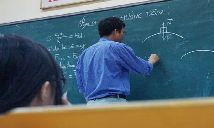 आगरा में स्कूल में हंगामा: शिक्षामित्र और शिक्षक में पढ़ाने को लेकर झड़प, पुलिस को बुलाकर सुलझाया विवाद
