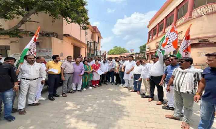 आगरा में कांग्रेस का जिला मुख्यालय पर हल्ला बोल, किसानों की खाद और बिजली की समस्याओं पर प्रदर्शन